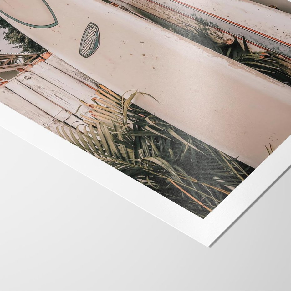 Plakat bez ramy 50x70 - Deski Surfingowe czekają na Fale - deski surfingowe, stoją pod płotem
