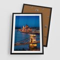Plakat w ramie 50x70 - Mostowe miasto nocą - miasto, most - rama czarna