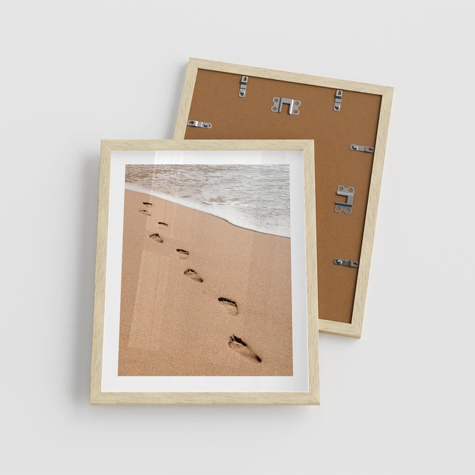 Plakat w ramie 40x50 - Ślady Stóp na Plaży: Spacer nad Morzem - plaża, ślady stóp na piasku - rama drewno