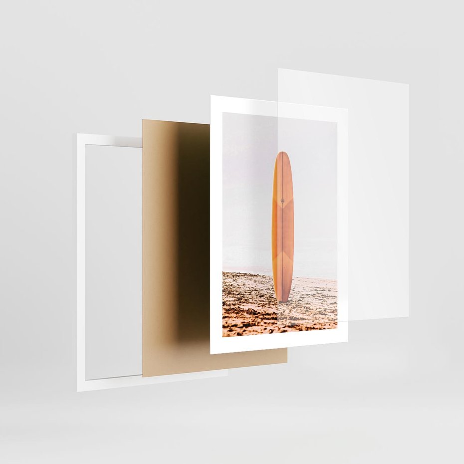 Plakat w ramie 30x40 - Deska w Piasku: Gotowa na Fale - plaża, pomarańczowa deska surfingowa wbita w piasek - rama biała