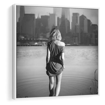 Obraz w ramie 80x80 - Kapiel w Mieście - czarno białe zdjęcie, kobieta wchodzi do wody - rama biała