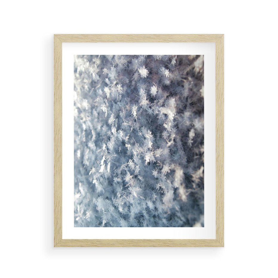 Plakat w ramie 40x50 - Magia Śnieżnych Kryształków - śnieg, szron - rama drewno