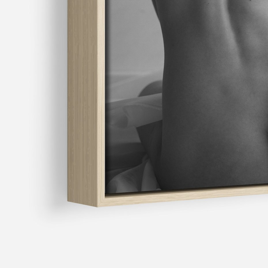 Obraz w ramie 70x100 - Piękno o Poranku - czarno biała fotografia, akt kobiecy - rama drewno