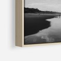 Obraz w ramie 80x80 - Nadmorska Melodia - czarno białe zdjęcie, plaża - rama drewno