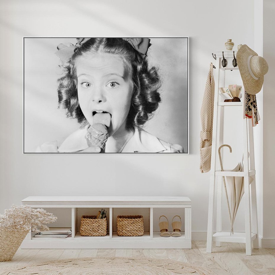 Obraz w ramie 70x50 - Pyszny Deser - retro zdjęcie, czarno białe - rama biała