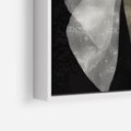 Obraz w ramie 50x50 - Obce Powidoki - abstrakcyjna ćma, mroczna atmosfera - rama biała
