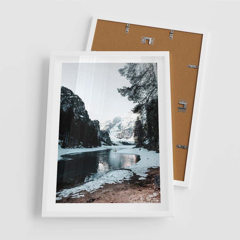 Plakat w ramie 50x70 - Zamarznięta Rzeka - zima w górach, zamarznięta rzeka - rama biała