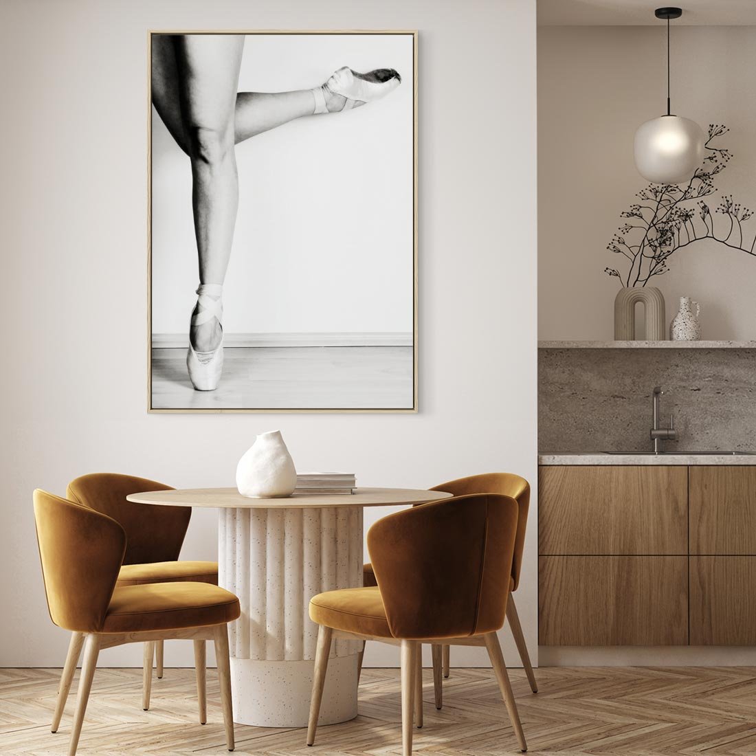 Obraz w ramie 80x120 - Tańcząca Delikatność - artystyczne zdjęcie, odcienie szarości - rama drewno