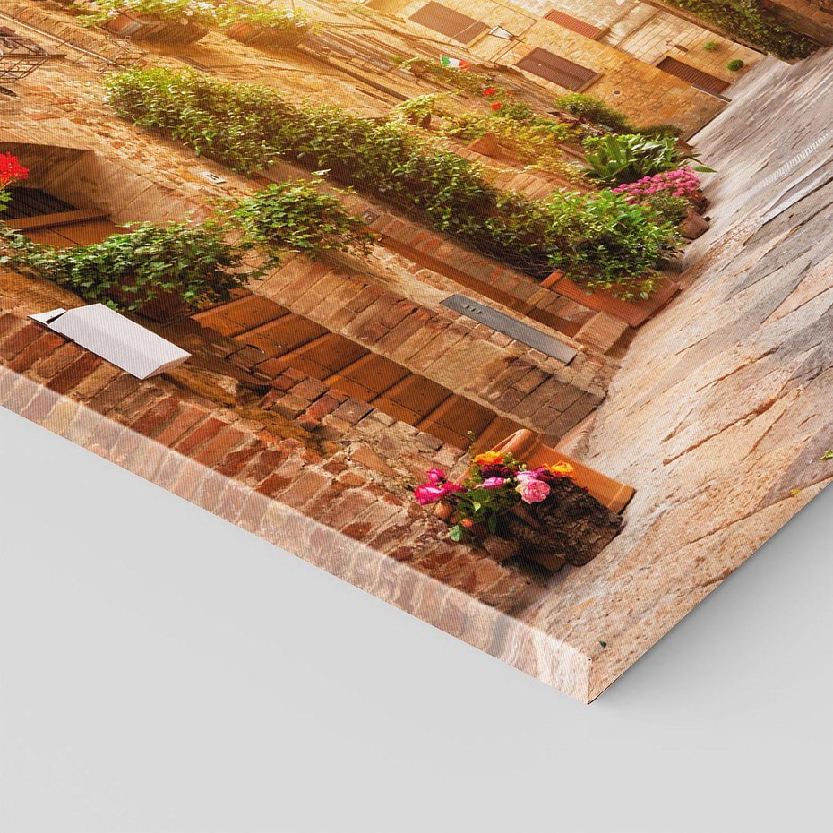 Obraz na płótnie 70x70 - Urok uliczki miejskiej z kwiatami - sklep, uliczka