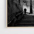 Obraz w ramie 50x50 - Ukryta Uliczka - czarno białe zdjęcie, schody - rama drewno