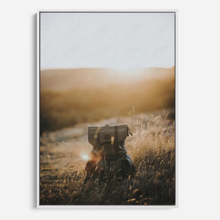 Obraz w ramie 70x100 - Podróżniczy bukiet na łące - plecak, podróż - rama biała