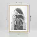 Plakat w ramie 50x70 - Zrób mi Zdjęcie - fotografia, kobieta z aparatem - rama drewno