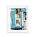 Plakat w ramie 30x40 - Nostalgiczna Podróż - stara przyczepa kempingowa, niebieskie kolory - rama biała
