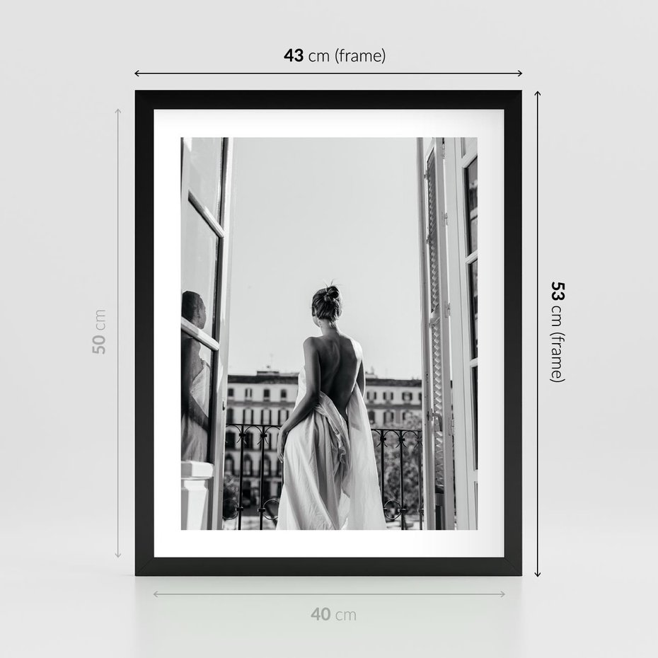 Plakat w ramie 40x50 - Poranki w Paryżu - czarno białe zdjęcie, kobieta w prześcieradle na balkonie - rama czarna