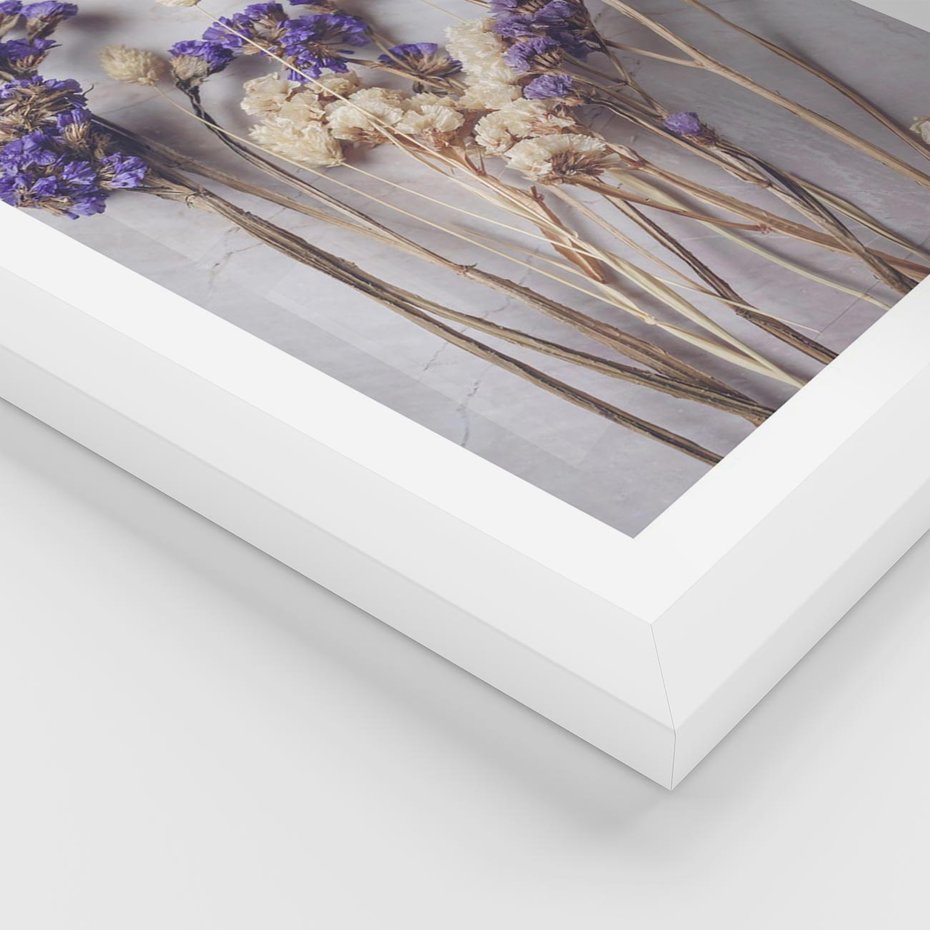 Plakat w ramie 40x50 - Błękitno-Biała Harmonia - suszone kwiaty, błekitne - rama biała