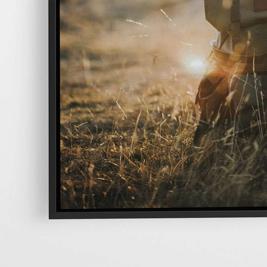 Obraz w ramie 50x70 - Podróżniczy bukiet na łące - plecak, podróż - rama czarna