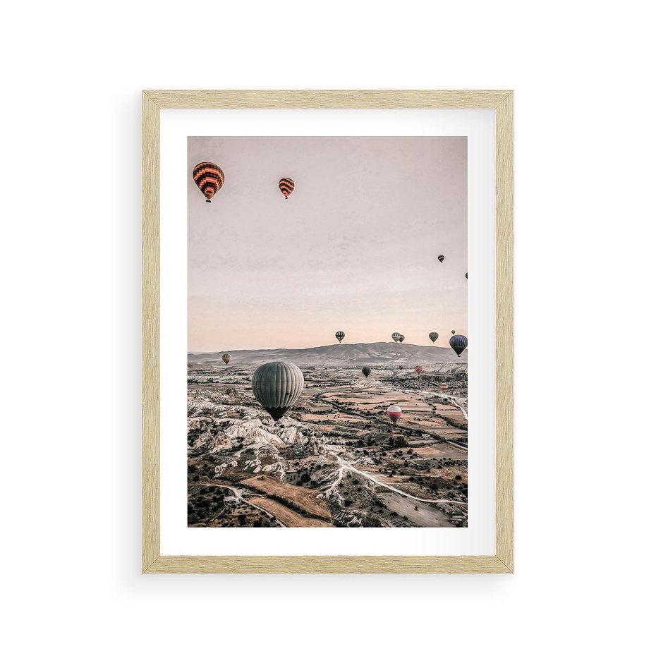Plakat w ramie 30x40 - Wolność w Powietrzu - balony latające nas pustynnym krajbrazem, balony do latania - rama drewno
