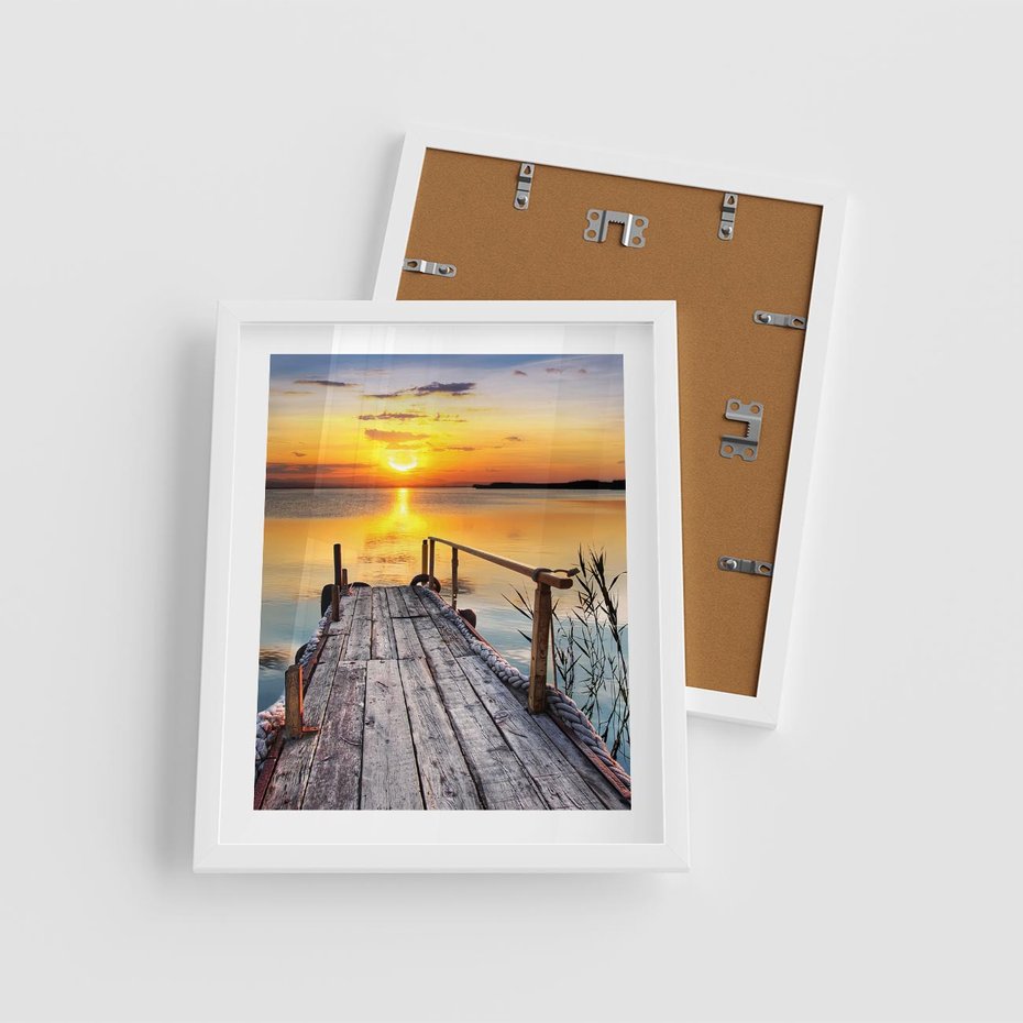 Plakat w ramie 40x50 - Zachód nad jeziorem z pomostem - pomost, jezioro - rama biała