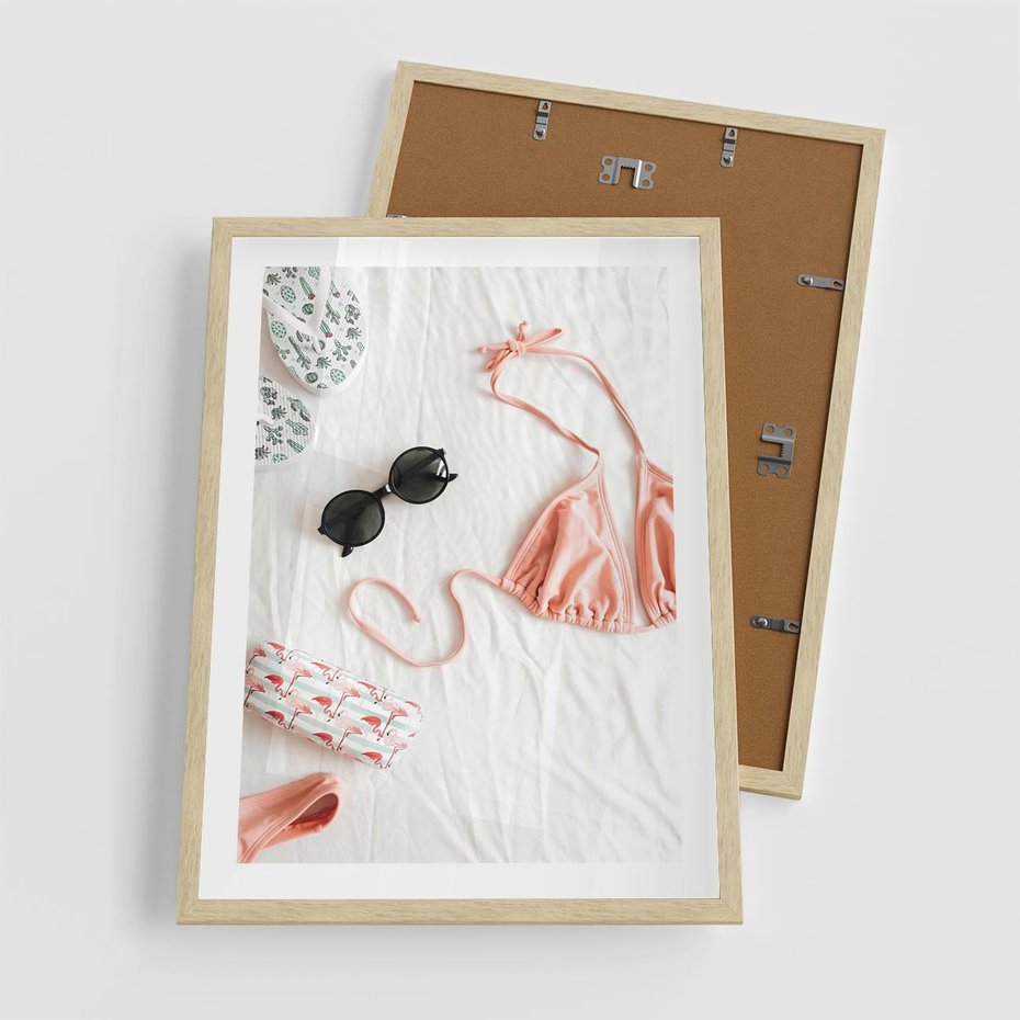 Plakat w ramie 50x70 - Letnia Elegancja na Plaży - kompozycja, elementy stroju na plażę - rama drewno