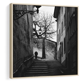 Obraz w ramie 50x50 - Ukryta Uliczka - czarno białe zdjęcie, schody - rama drewno