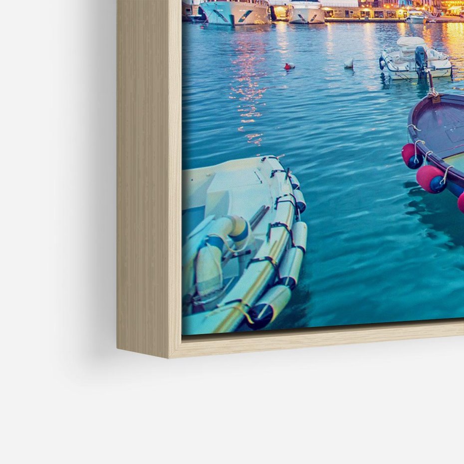 Obraz w ramie 70x50 - Tańczące kolory zachodu - nadmorskie kolorowe miast, kolorowe budynki na brzegu - rama drewno