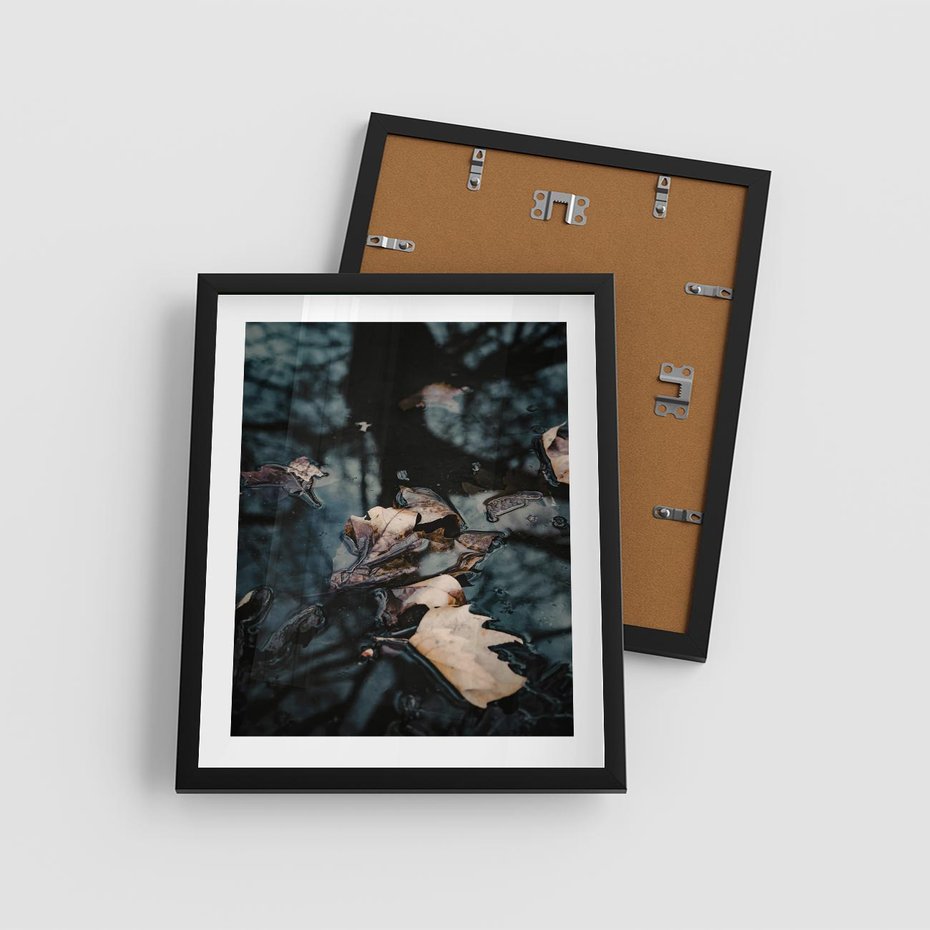 Plakat w ramie 40x50 - Jesienne Liście w Kałużach: Odbicie Natury - jesienne liście wkałuży, fotografia - rama czarna