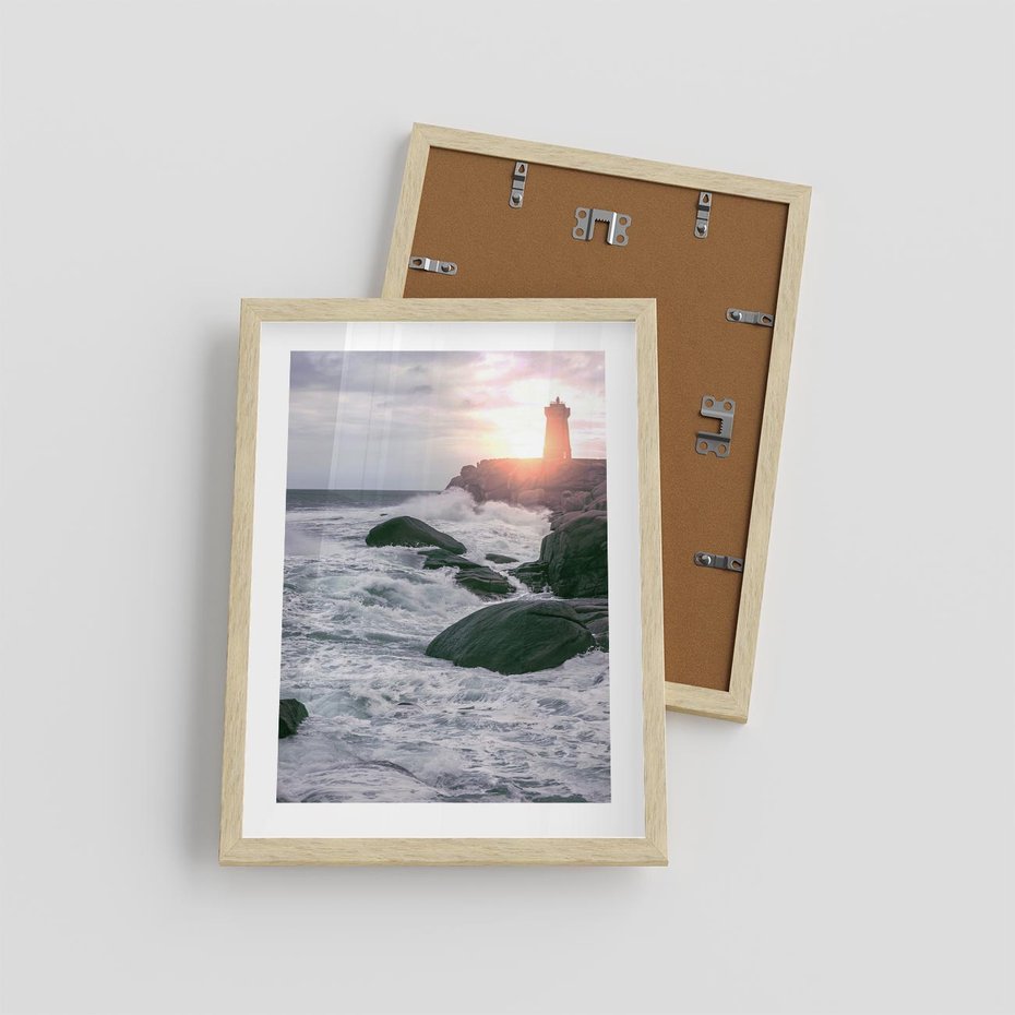 Plakat w ramie 30x40 - Latarnia, Zachód Słońca i Fale - latarnia na klifie, zachód słońca - rama drewno