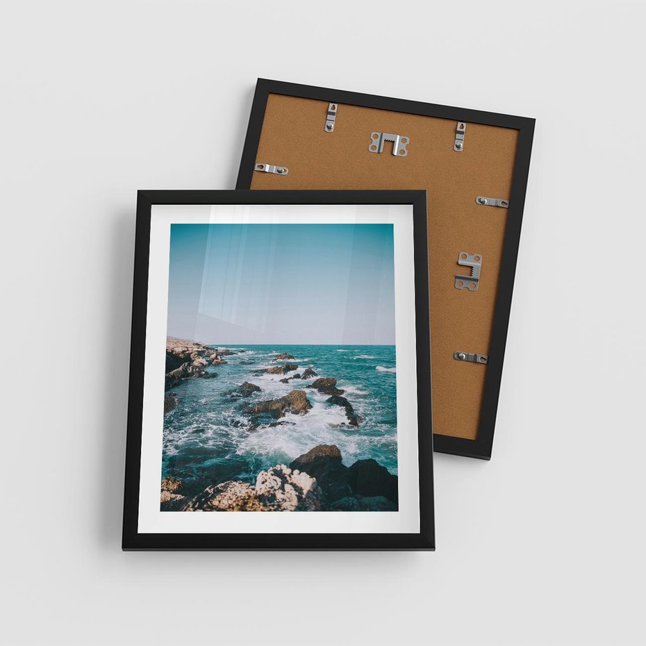 Plakat w ramie 40x50 - Dramatyczna Sceneria: Fale i Skały nad Morzem - morze, fale - rama czarna