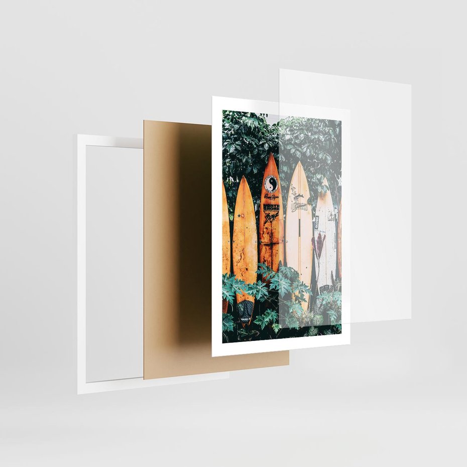 Plakat w ramie 50x70 - Surfowanie w Harmonii z Naturą - deski surfingowe, oparte o rośliny - rama biała