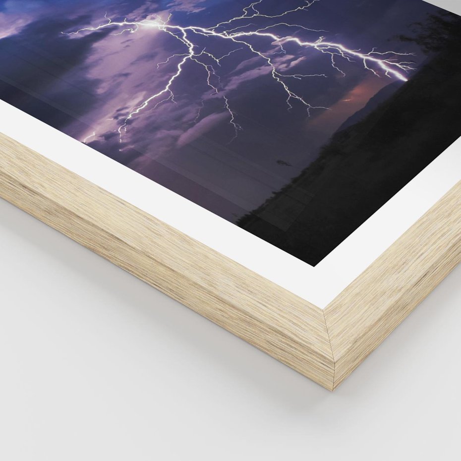 Plakat w ramie 50x70 - Burza z błyskawicami nad horyzontem - burza, błyskawica - rama drewno