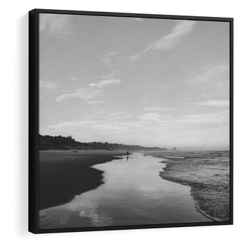 Obraz w ramie 50x50 - Nadmorska Melodia - czarno białe zdjęcie, plaża - rama czarna