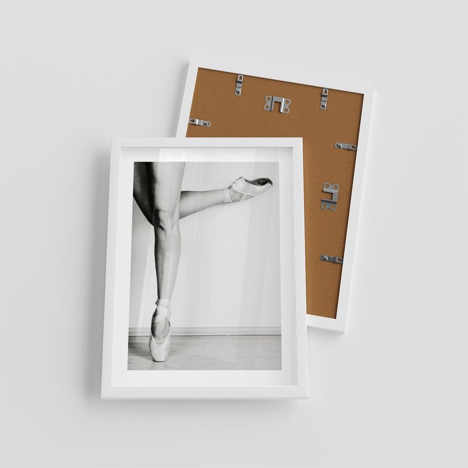 Plakat w ramie 30x40 - Tańcząca Delikatność - artystyczne zdjęcie, odcienie szarości - rama biała