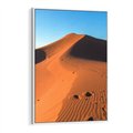 Obraz w ramie 70x100 - Piasek pustyni wędruje - pustynia, piasek - rama biała