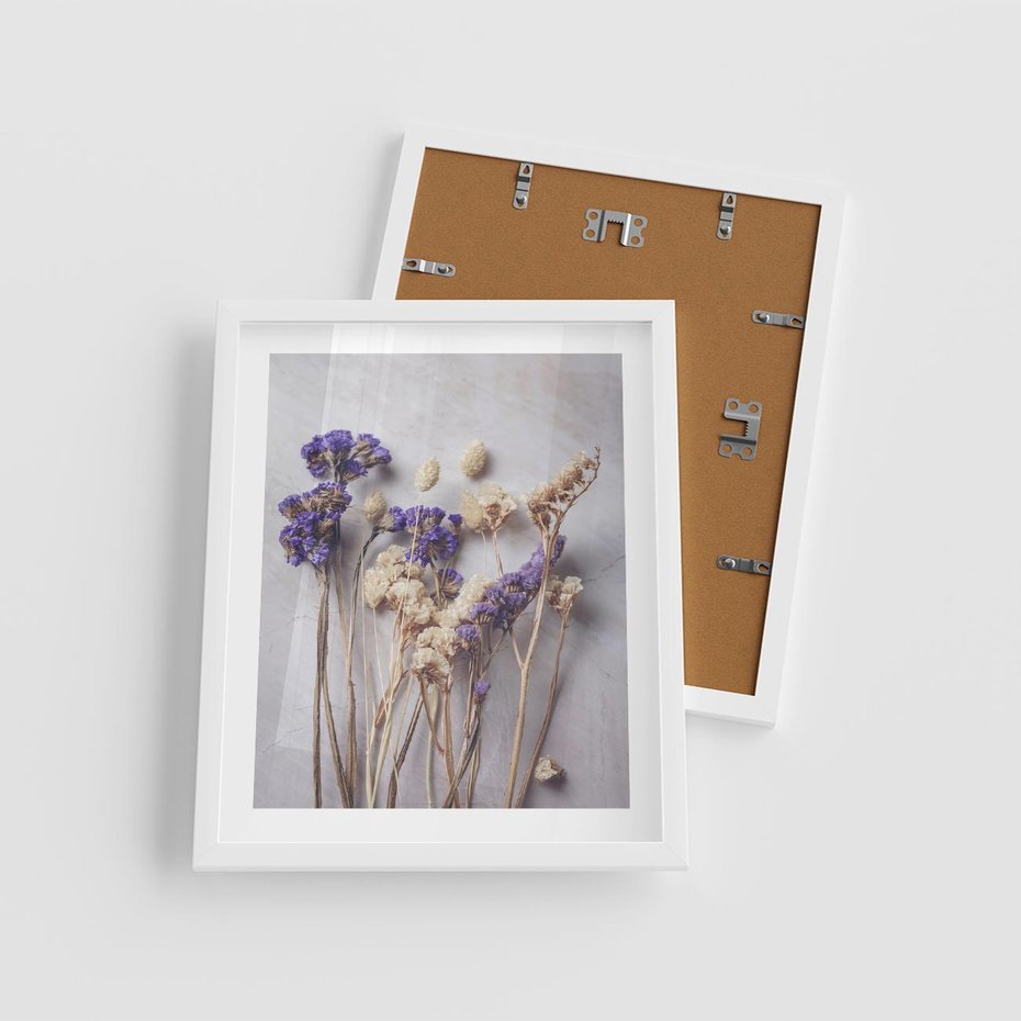 Plakat w ramie 40x50 - Błękitno-Biała Harmonia - suszone kwiaty, błekitne - rama biała