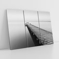 Obraz na płótnie 120x80 - Mglista Perspektywa - czarno biała fotografia, drewniany pomost na jeziorze