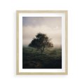 Plakat w ramie 40x50 - Zamglona Prostota - artystyczna fotografia, samotne drzewo na zamglonej łące - rama drewno
