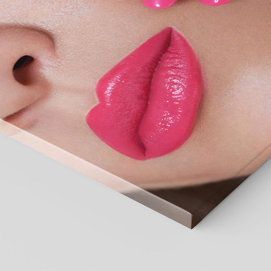 Obraz na płótnie 70x100 - Usta, manicure, spa: kobieca harmonia - usta, manicure