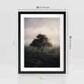 Plakat w ramie 30x40 - Zamglona Prostota - artystyczna fotografia, samotne drzewo na zamglonej łące - rama czarna