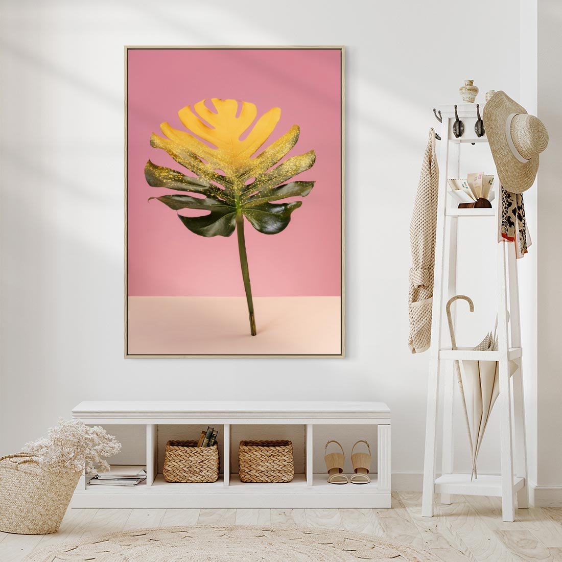 Obraz w ramie 80x120 - Majestatyczna monstera - monstera, liść - rama drewno