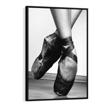 Obraz w ramie 70x100 - Taniec Zmysłów - artystyczne zdjęcie, odcienie szarości - rama czarna