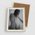 Plakat w ramie 50x70 - Piękno o Poranku - czarno biała fotografia, akt kobiecy - rama drewno