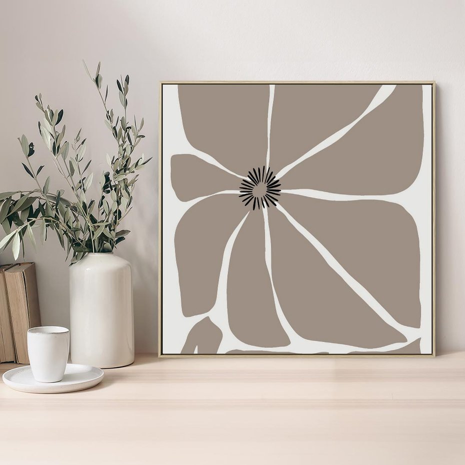 Obraz w ramie 50x50 - Złudne Zmysły - abstrakcyjny kwiat, beże i brązy - rama drewno