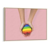 Obraz w ramie 70x50 - Miłość na Dłoniach - zdjęcie, dłonie trzymają ulepione tęczowe serce - rama drewno