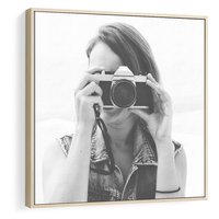 Obraz w ramie 50x50 - Zrób mi Zdjęcie - fotografia, kobieta z aparatem - rama drewno