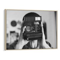 Obraz w ramie 120x80 - Mężczyzna za Aparatem - czarno białe zdjęcie, portret - rama drewno