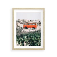 Plakat w ramie 30x40 - Podróże po Pustyni - stary samochód van, pomarańczowy - rama drewno