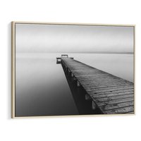 Obraz w ramie 100x70 - Mglista Perspektywa - czarno biała fotografia, drewniany pomost na jeziorze - rama drewno