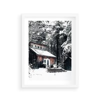 Plakat w ramie 30x40 - Zimowy Urok Drewnianego Domku - zima, drewniany domek - rama biała