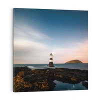 Obraz na płótnie 50x50 - Zachód słońca nad morzem: Magia plażowej scenerii - latarnia morska, morze