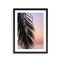 Plakat w ramie 30x40 - Liście Palmy nad Morzem - zachód słońca, liście palmy na tle nieba i morza - rama czarna